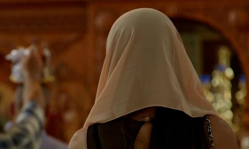 devojka prisustvuje venčanju u manastiru