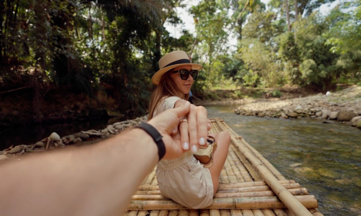 momak i devojka na romantičnom raftingu